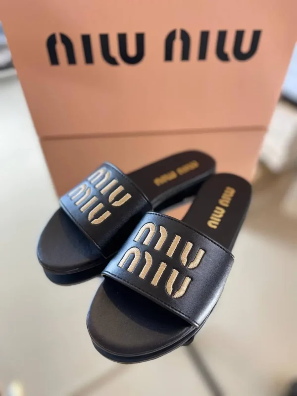 Nilu flat sandal