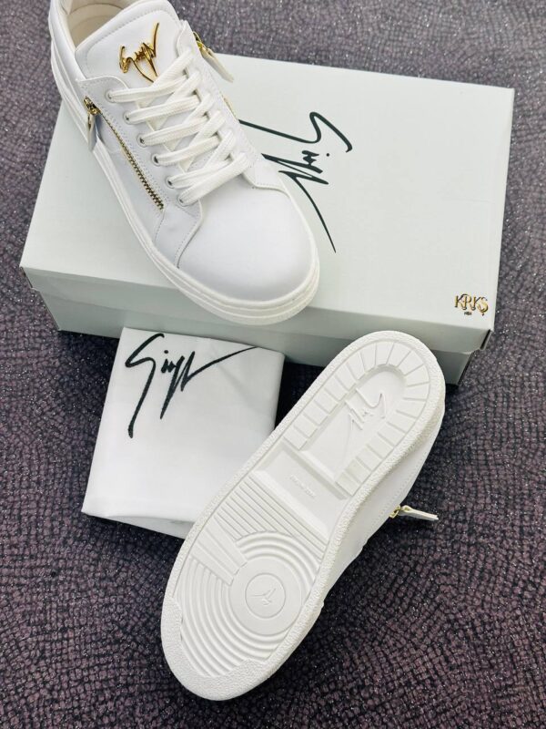 SIGNITURE SNEAKERS